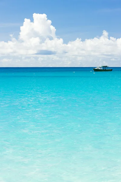 Barco en el Mar Caribe, Barbados — Foto de Stock