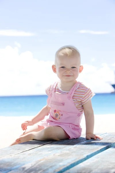 Μικρό παιδί στην παραλία, Μπαρμπάντος, Καραϊβική — Φωτογραφία Αρχείου
