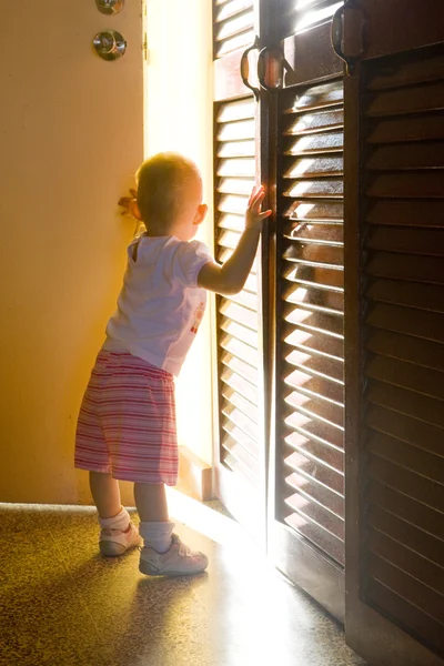 Niño de pie en las puertas — Foto de Stock