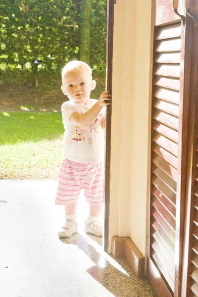 Μικρό παιδί στέκεται στο πόρτες — Φωτογραφία Αρχείου