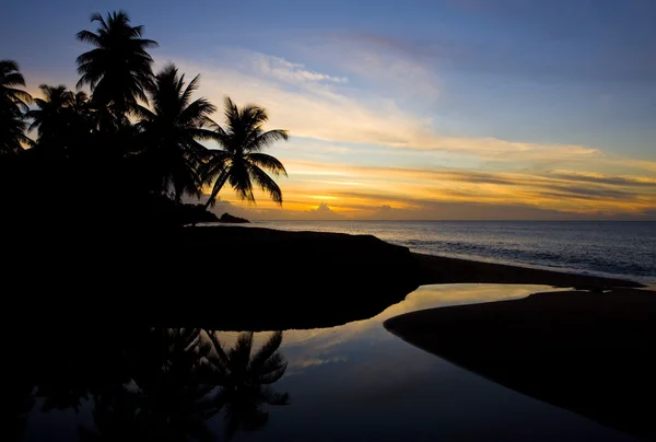Zonsondergang over de Caribische zee, turtle beach, tobago — Stockfoto