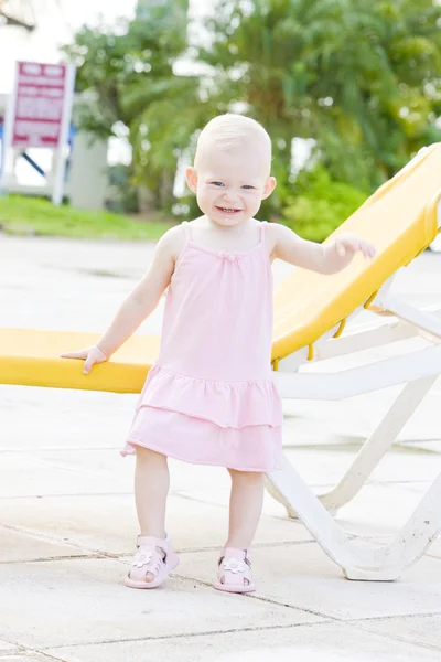 Malá dívka stojící na pláži židli, tobago — Stock fotografie