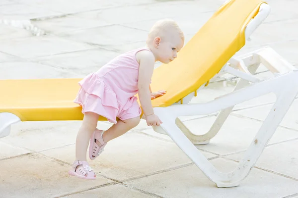 小女孩在沙滩椅、 多巴哥 — 图库照片