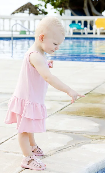 Маленька дівчинка біля плавального басейну, Тобаго — стокове фото