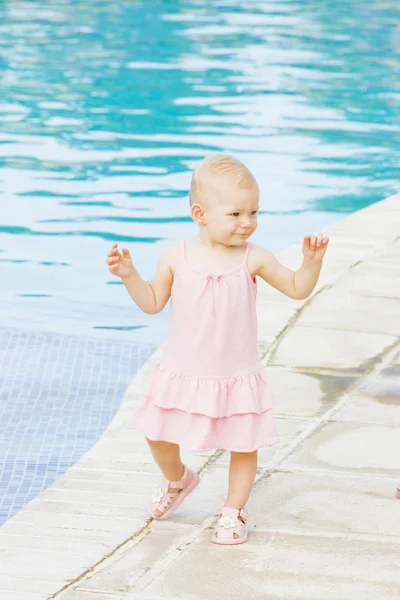 Liten flicka vid poolen, tobago — Stockfoto
