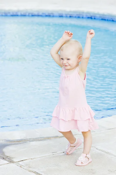 Klein meisje bij zwembad, tobago — Stockfoto
