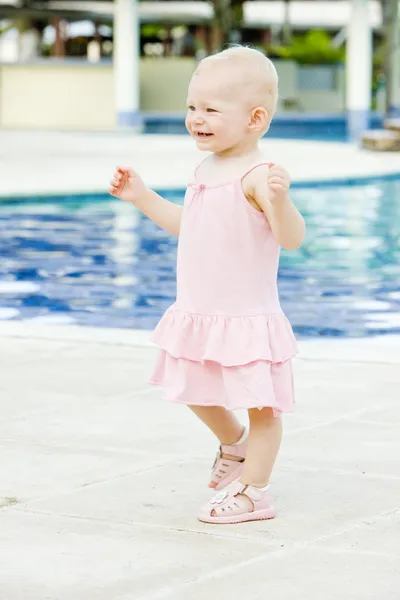小女孩在游泳池、 多巴哥 — 图库照片