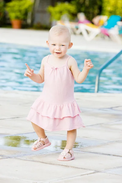 Маленькая девочка в бассейне, Тобаго — стоковое фото