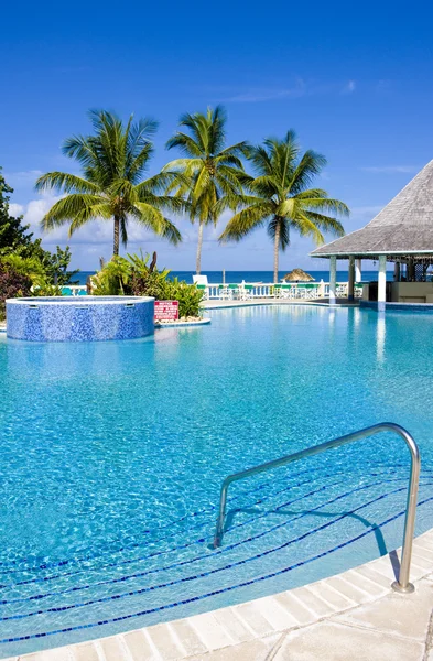 Hotelschwimmbecken, Tobago — Stockfoto