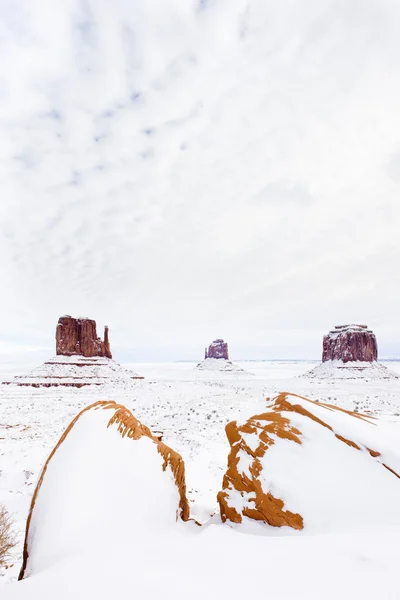 Inverno As Mitenes e Merrick Butte, Monument Valley National P — Fotografia de Stock
