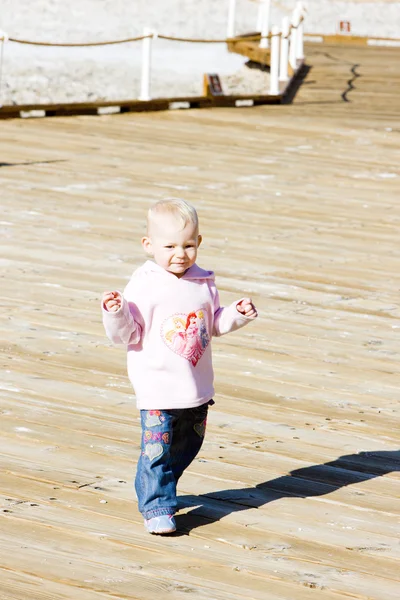 Küçük kız yürüyüş — Stok fotoğraf