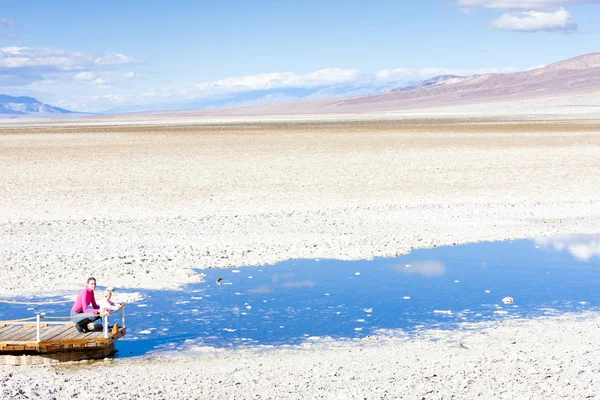 Tourists in Badwater (the lowest point in North America), Death — Stock Photo, Image