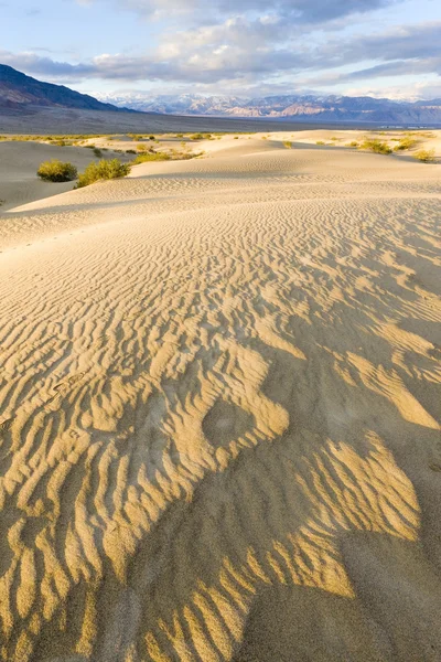 Soba borusu, kum tepeleri, ölüm Vadisi Milli Parkı, California'dan kuyuları — Stok fotoğraf