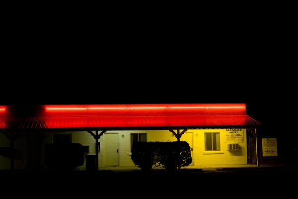 Мотель ночью, Глендейл, Невада, США — стоковое фото