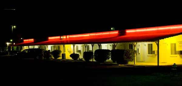 Мотель вночі, Глендейл, штат Невада, США — стокове фото