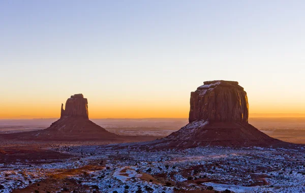 Den vante och merrick butte under sunrise, monument valley nat — Stockfoto