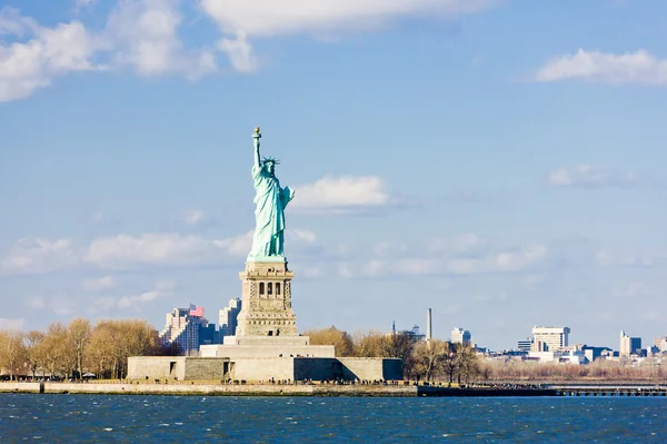Liberty island en standbeeld van liberty, new york, Verenigde Staten — Stockfoto