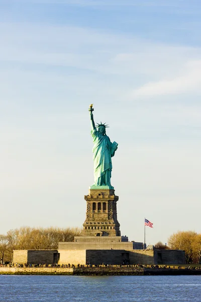 Szabadság-sziget és a szobor a szabadság, a new york, Amerikai Egyesült Államok록펠러 센터, 뉴욕, 미국 — Stock Fotó