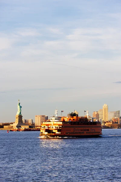 Άγαλμα της ελευθερίας και το φέρι για το νησί staten, Νέα Υόρκη, ΗΠΑ — Φωτογραφία Αρχείου