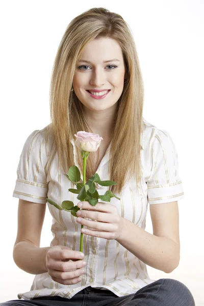 Retrato de mulher jovem com uma rosa — Fotografia de Stock