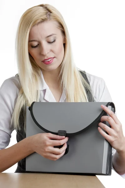 Portret van zakenvrouw met werkmapevrak çantası ile işkadını portresi — Stok fotoğraf