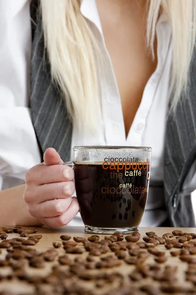 Detalhe de empresária segurando uma xícara de café — Fotografia de Stock