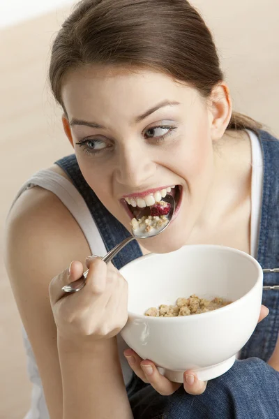 Portrét ženy jíst obiloviny — Stock fotografie