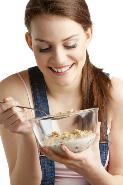 Retrato de mulher comendo cereais — Fotografia de Stock