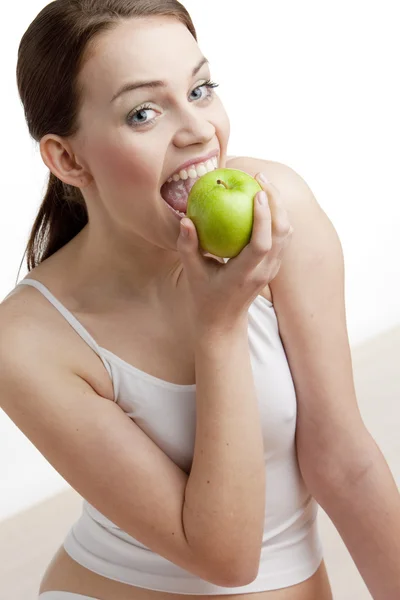 Portret kobiety z zielonym jabłkiem — Zdjęcie stockowe