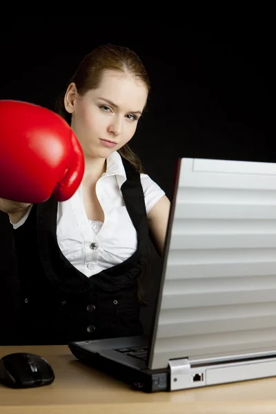 Бізнес-леді з блокнотом і боксерською рукавичкою — стокове фото