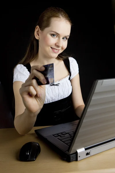 Empresaria con cuaderno y tarjeta de pago — Foto de Stock