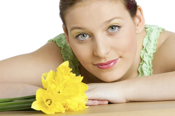 Portrait of youg woman with daffodils — Stock Photo, Image