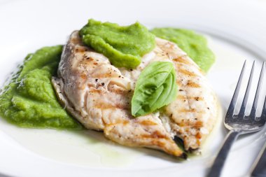 Bezelye püresi ve fesleğen ile ızgara uskumru