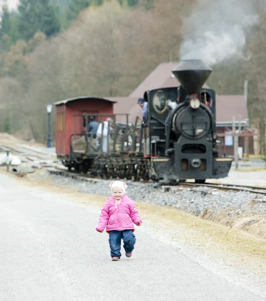 Litte girl and steam train, Ciernohronska Railway, Slovakia — Stock Photo, Image
