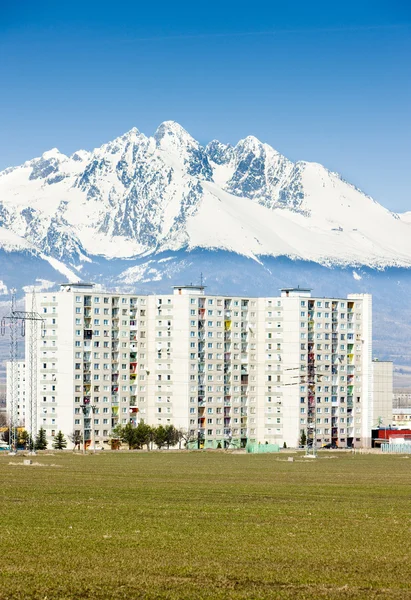 Poprad med Vysoké tatry (höga Tatra) på bakgrund, Slovakien — Stockfoto