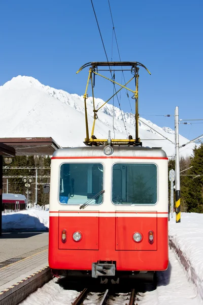 Auto elettrica alla stazione Strbske pleso, Vysoke Tatry (Alti Tatra — Foto Stock