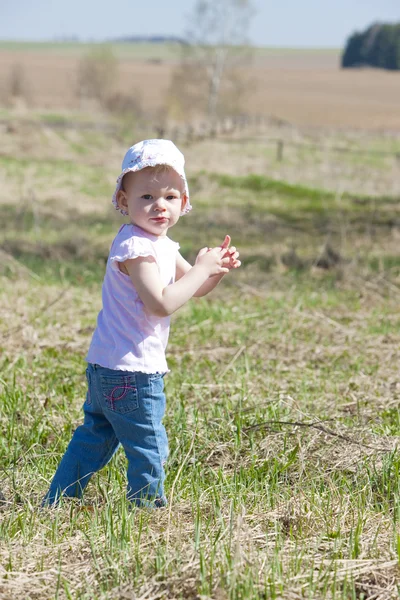 Bebé niña de pie en el prado —  Fotos de Stock