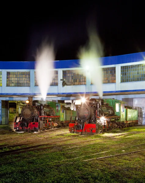 Stoom locomotieven in depot bij nacht, kostolac, Servië — Stockfoto