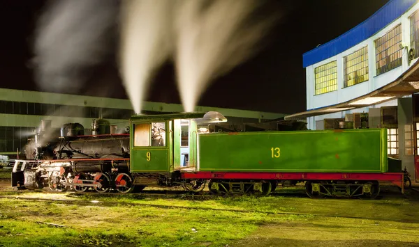 Locomotiva a vapor em depósito à noite, Kostolac, Sérvia — Fotografia de Stock