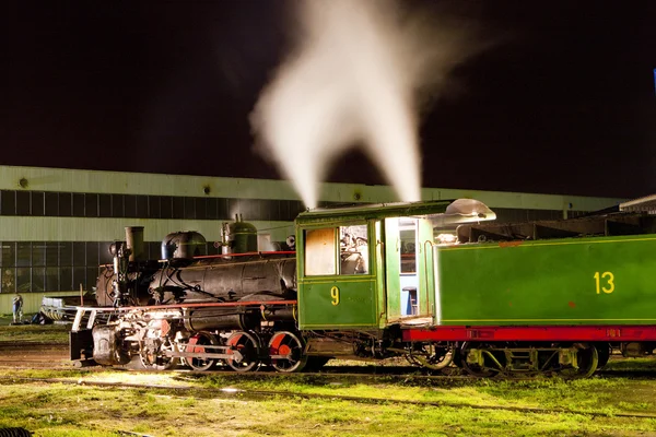 Locomotora de vapor en depósito por la noche, Kostolac, Serbia — Foto de Stock