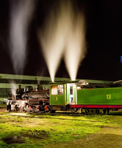 Locomotiva a vapore in deposito di notte, Kostolac, Serbia — Foto Stock