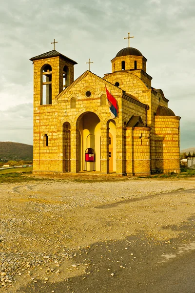 Kostel poblíž mořská štika, Srbsko — Stock fotografie