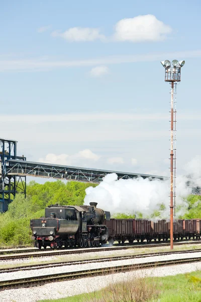 Comboio de mercadorias a vapor na região de Tuzla, Bósnia e Herzegovina — Fotografia de Stock