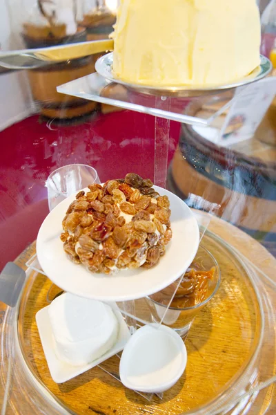Bodegón - mantequilla y pasas (muestra del aroma del vino ) — Foto de Stock
