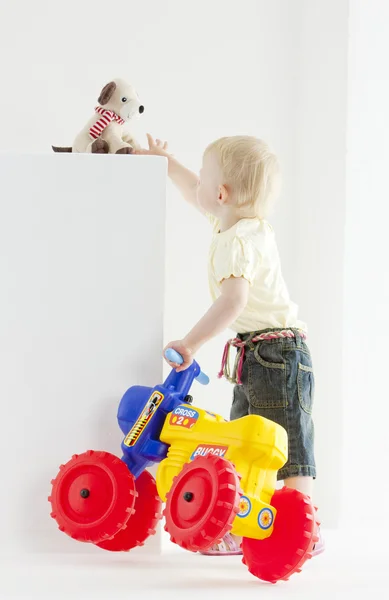 어린 소녀가 장난감 오토바이와 장난감 — 스톡 사진