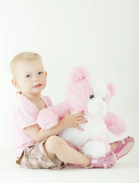 Сидячий малюк з плюшевим ведмедем — стокове фото