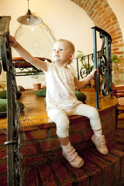 Sitzendes kleines Mädchen — Stockfoto