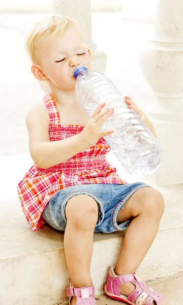 Kleines Mädchen trinkt Wasser — Stockfoto