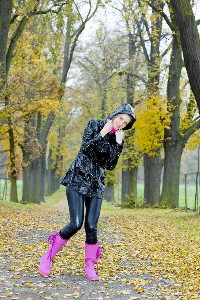 Vrouw in herfst steegje — Stockfoto
