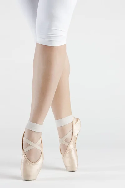 Detalle de los pies de bailarina de ballet —  Fotos de Stock